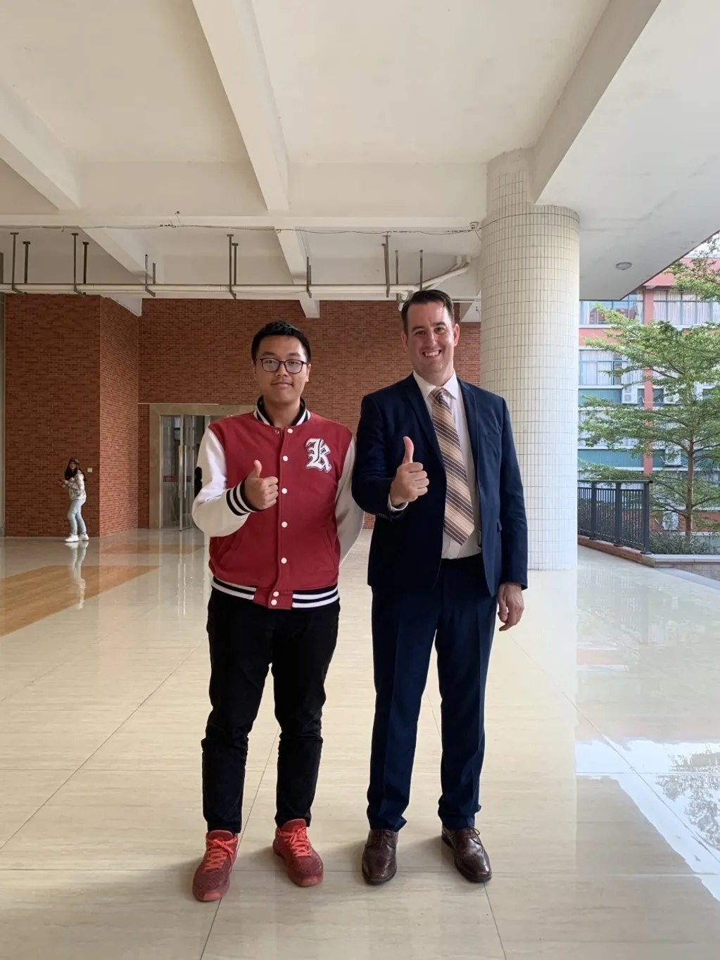 Heath giving a thumbs up on the Huashang College campus